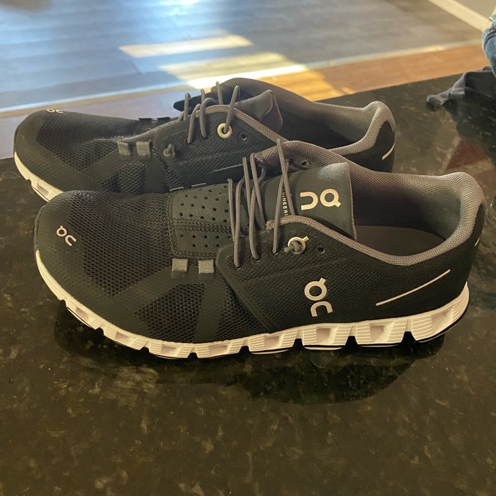 Worn twice very clean oncloud size 8